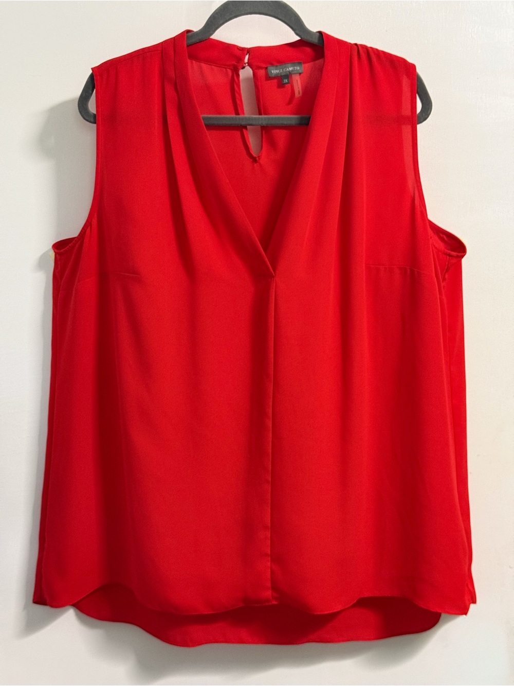 Vince Camuto Women’s Sleeveless V-Neck Blouse 2X Red Keyhole Back